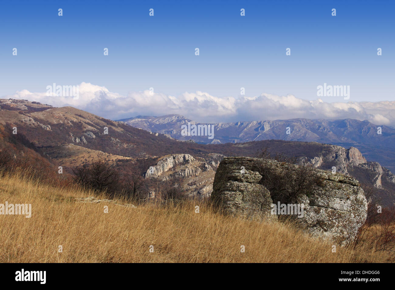 Paesaggio con dolmen nelle montagne della Crimea Foto Stock