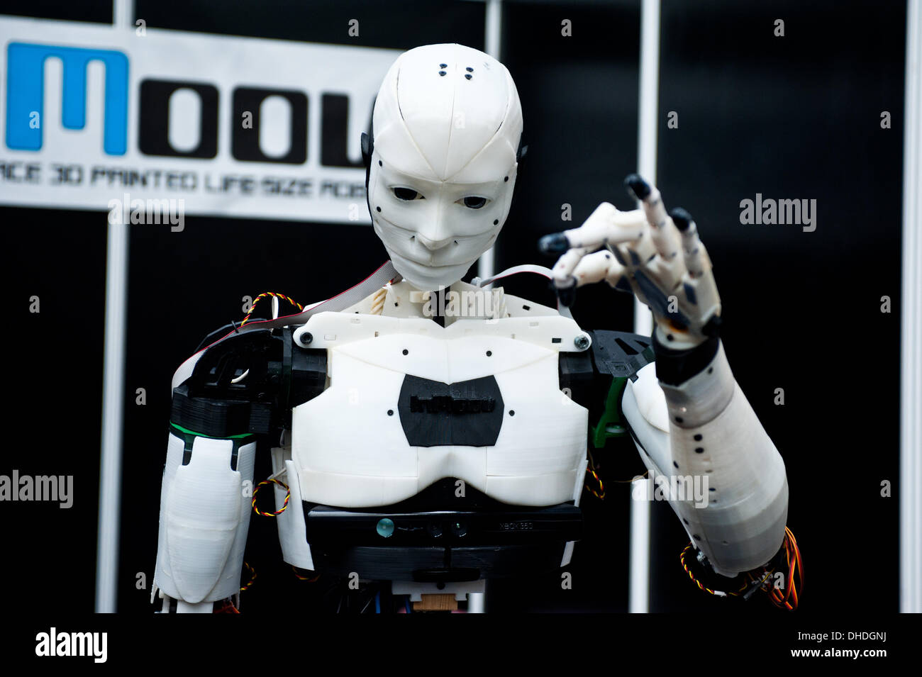 Londra, Regno Unito. Il 7 novembre 2013. Il Robot InMoov, un open-source robot umanoide costituito quasi interamente di 3D parti stampabile progettato da scultore francese e il modello-maker Gael Langevin, è in mostra presso il 3D Printshow al Business Design Centre di Londra. Credito: Piero Cruciatti/Alamy Live News Foto Stock