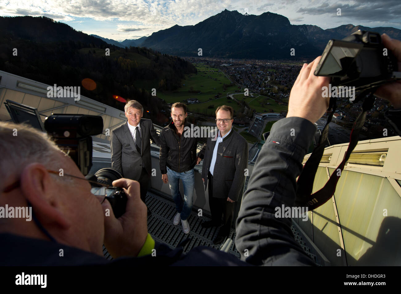 Garmisch-partenkirchen, in Germania. 07 Nov, 2013. Il primo sindaco di Garmisch-Partenkirchen Thomas Schmid (L-R), il salto con gli sci-campione olimpico Sven Hannawald e partito il colpo di frusta della SPD Markus Rinderspacher stand sulla parte superiore della ski-jumping hill a Garmisch-Partenkirchen, in Germania, 07 novembre 2013. Essi vogliono fare pubblicità per le Olimpiadi Invernali nel 2022 in Baviera. Foto: PETER KNEFFEL/dpa/Alamy Live News Foto Stock