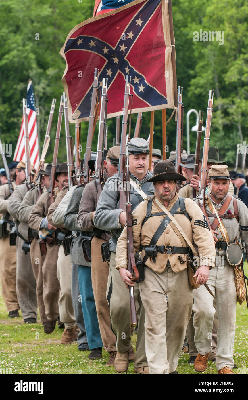 I soldati confederati a Thunder su di Roanoke Guerra civile rievocazione storica in Plymouth, North Carolina, STATI UNITI D'AMERICA Foto Stock