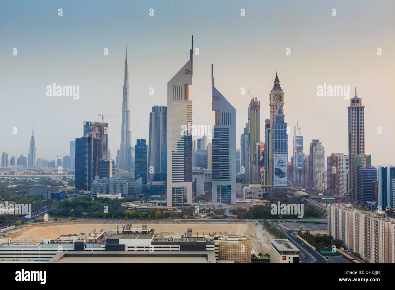 Paesaggio urbano di Dubai con il Burj Khalifa e Emirates Towers, Dubai, Emirati Arabi Uniti, Medio Oriente Foto Stock
