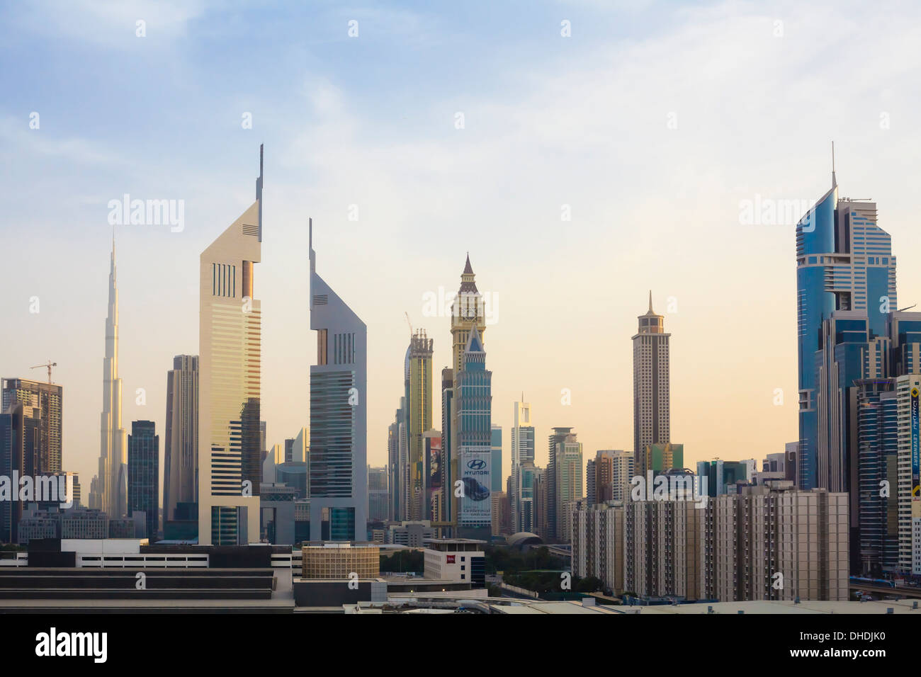 Paesaggio urbano di Dubai con il Burj Khalifa e Emirates Towers, Dubai, Emirati Arabi Uniti, Medio Oriente Foto Stock