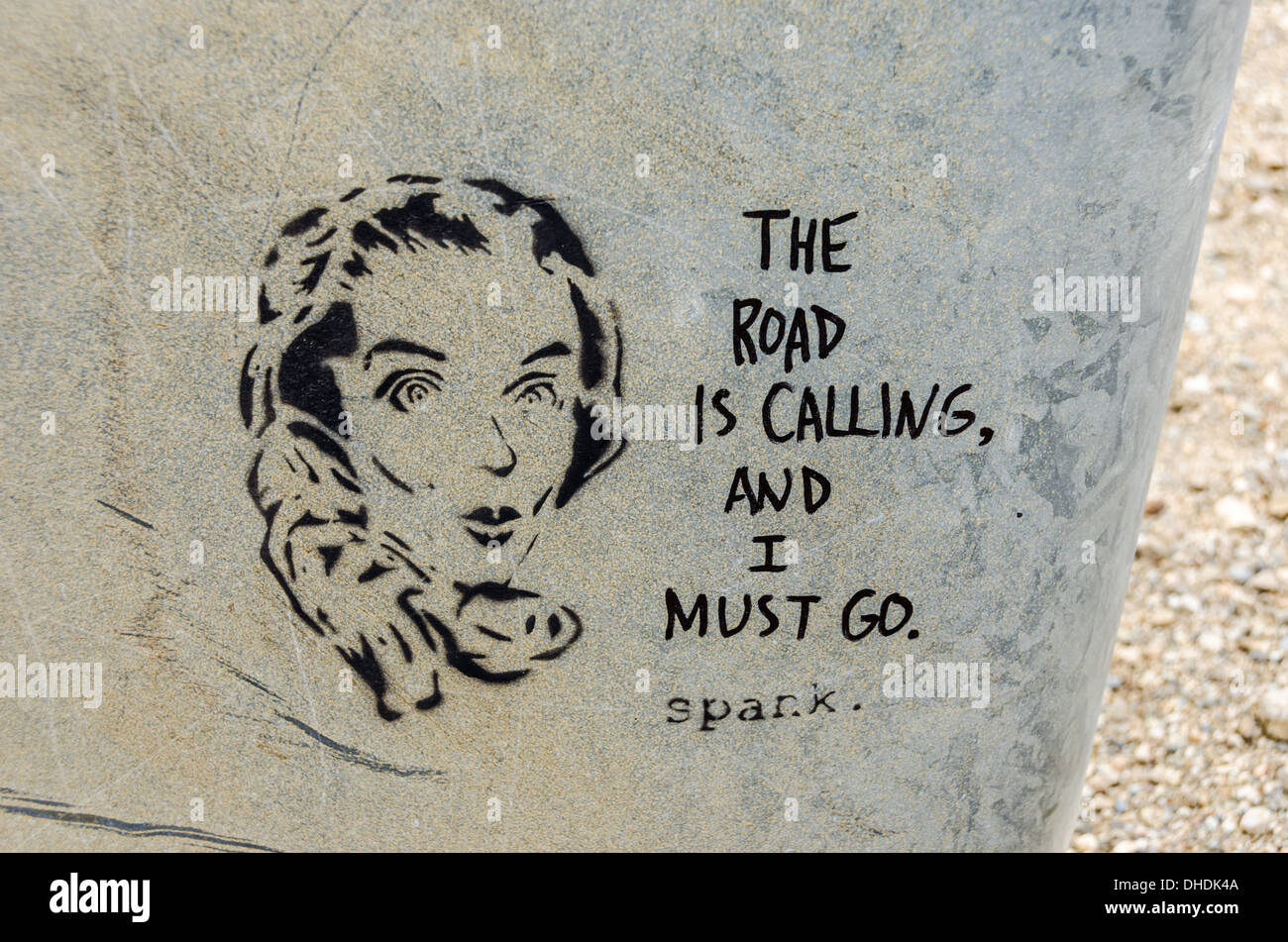 Graffiti su un metallo guard rail lungo la California State Route 1. Big Sur, California, Stati Uniti. Foto Stock