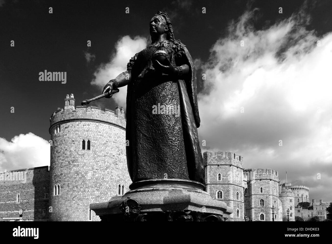 La regina Victoria Monumento al di fuori del Castello di Windsor, città di Windsor, Royal Berkshire County, England, Regno Unito Foto Stock