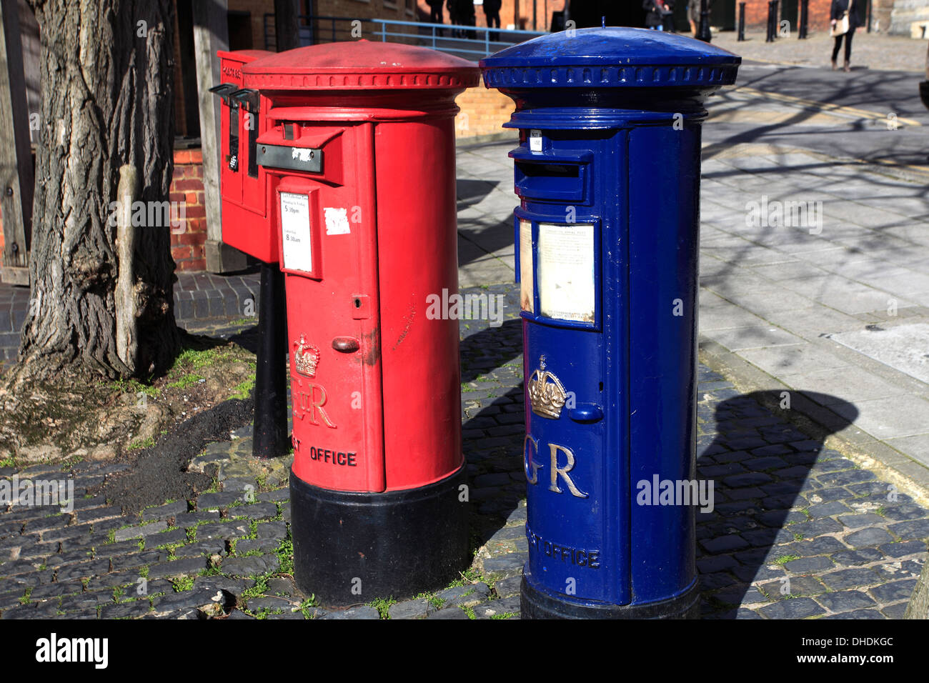 Il rosso e il blu caselle di posta nella città di Windsor, Royal Berkshire County, England, Regno Unito Foto Stock