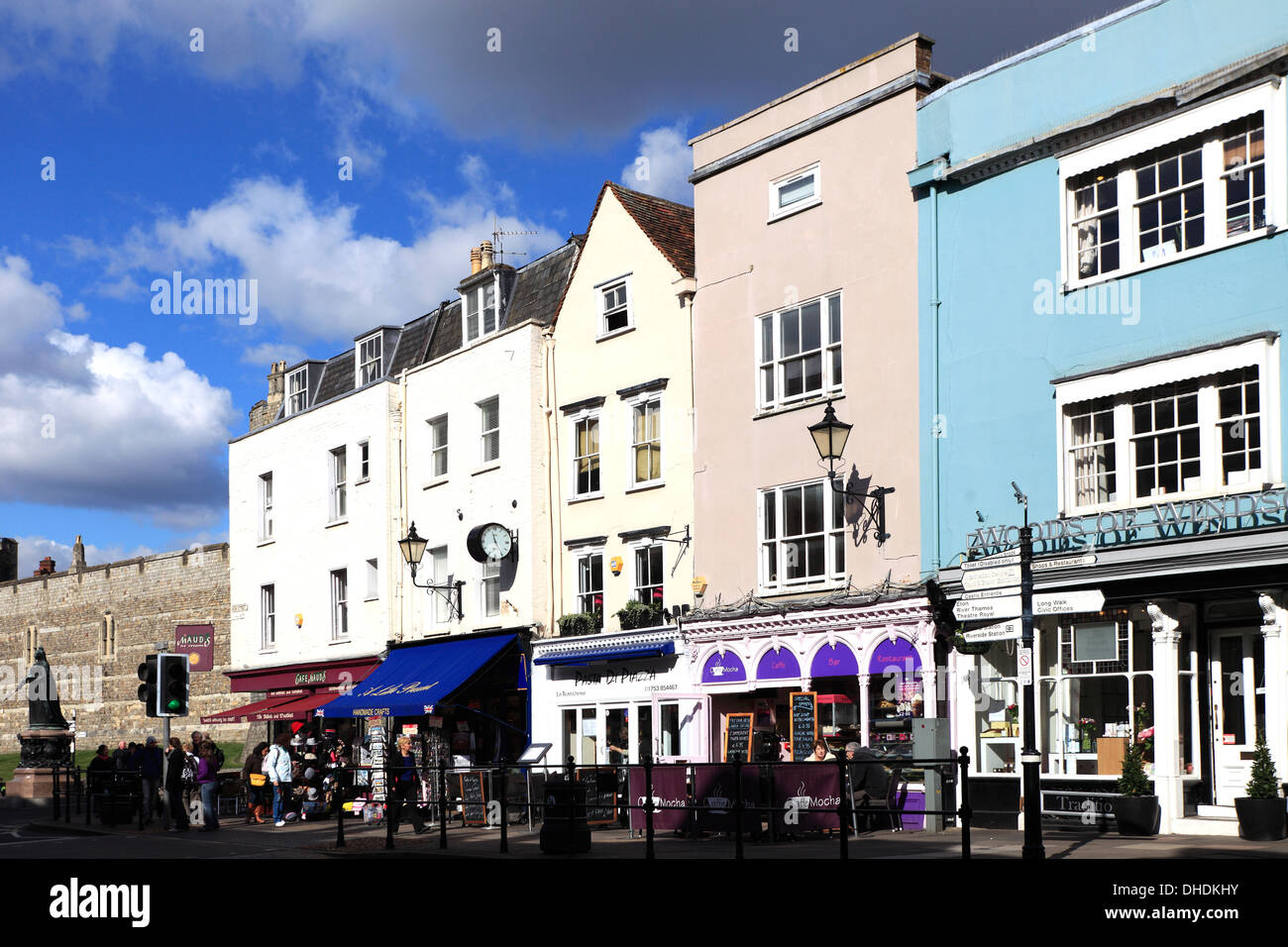 Negozi lungo la high street, città di Windsor, Royal Berkshire County, England, Regno Unito Foto Stock