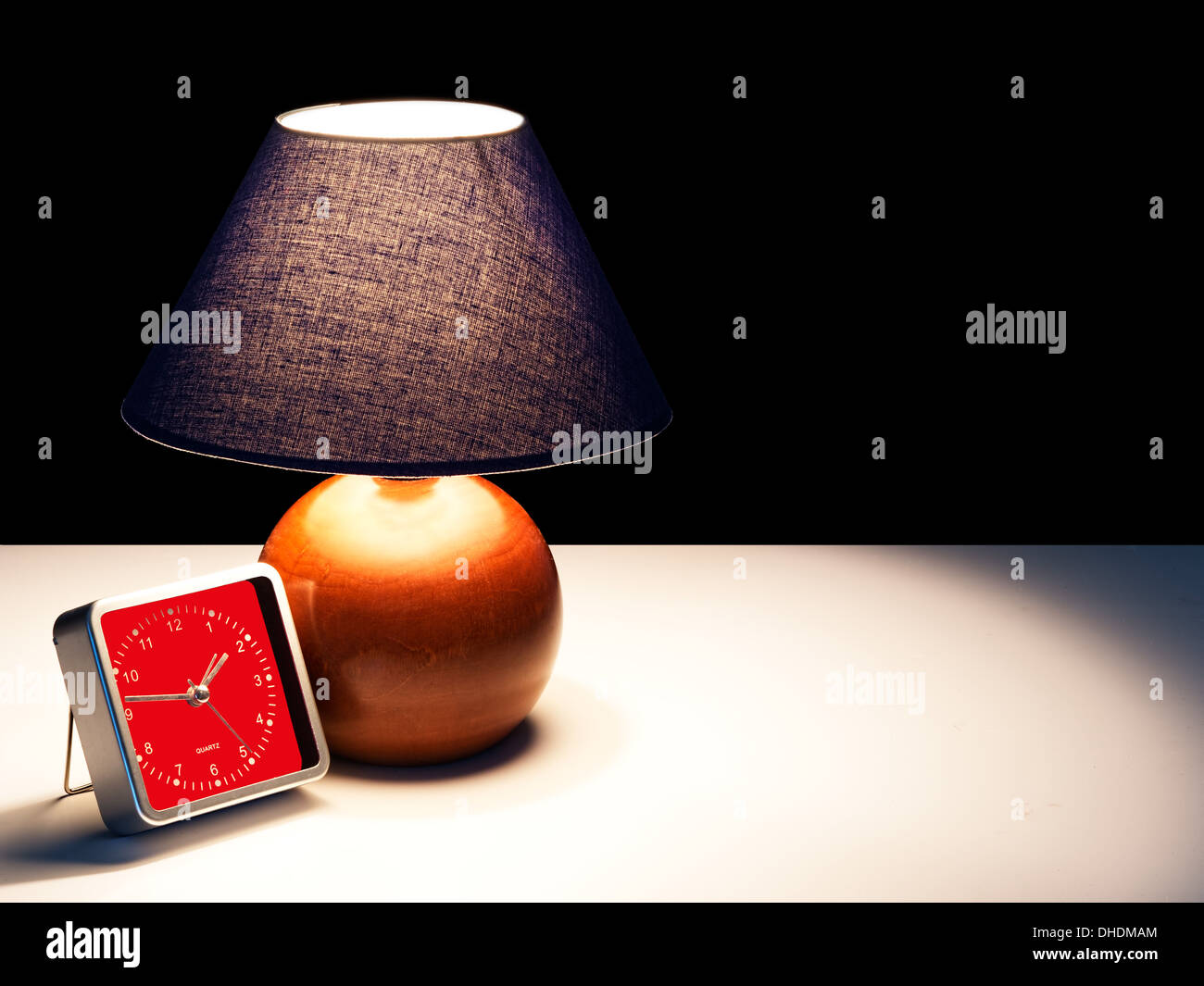 Insonne, sveglia alle 2 del mattino e la lampada sul comodino Foto stock -  Alamy