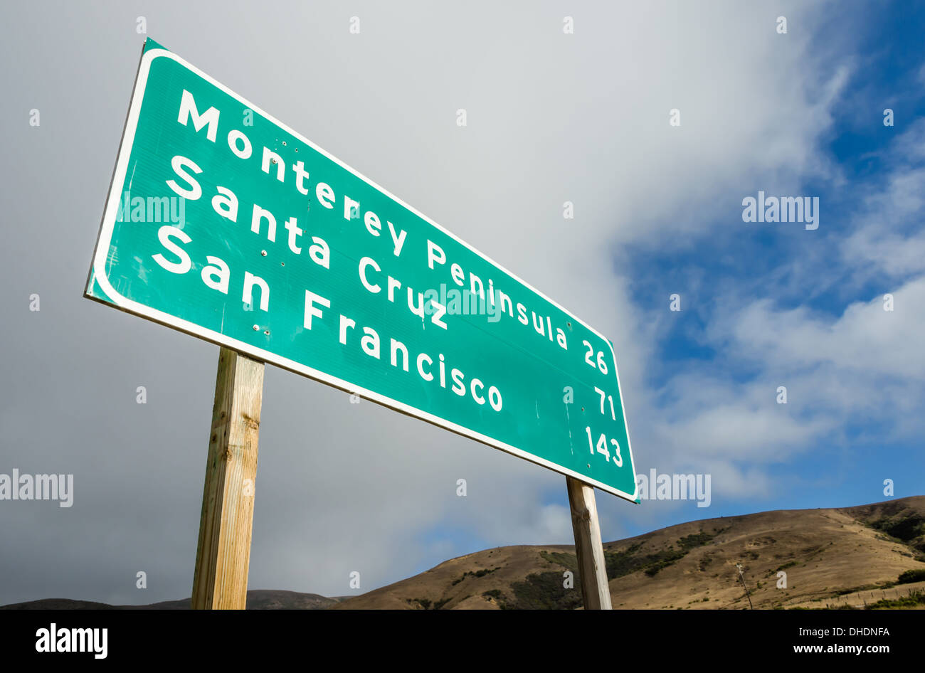Segno indicante le distanze di Monterey, Santa Cruz e San Francisco. Big Sur, California, Stati Uniti Foto Stock
