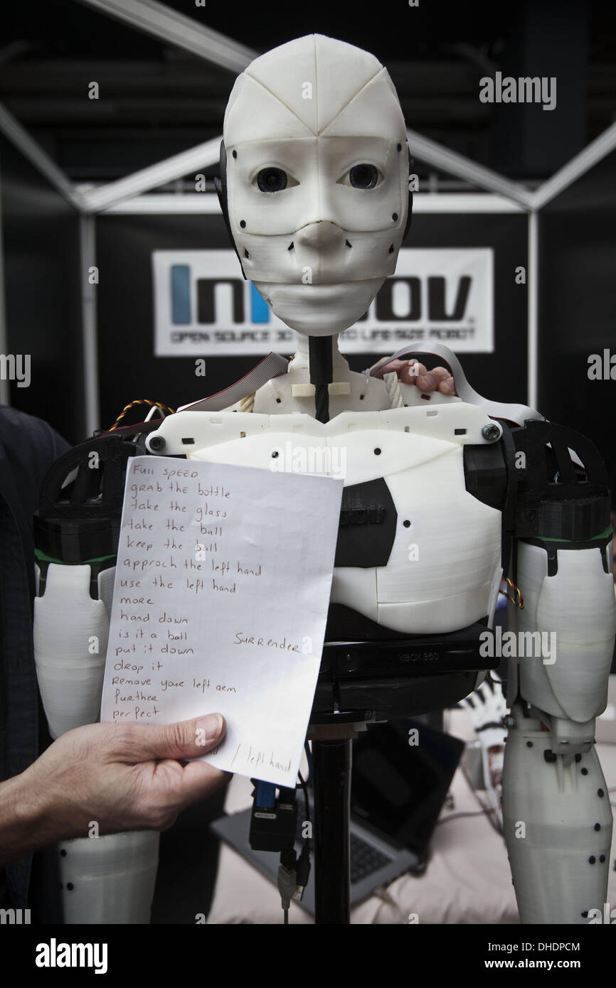 Londra, Regno Unito. 7 Nov, 2013. 3D Open source vita stampata in formato dal robot in Moov azienda con un elenco di voce comandi di funzionamento.come 3D la stampa è esplosa nel pubblico conscioussness quest'anno, seconda edizione del 3D stampa mostra a Londra ha attratto molti più espositori provenienti da tutto il mondo, gli sviluppatori di presentare innovazioni, 3d moda e splendide opere d'arte, Islington Centro Business, Londra, Regno Unito. Credito: Veronika Lukasova/ZUMAPRESS.com/Alamy Live News Foto Stock