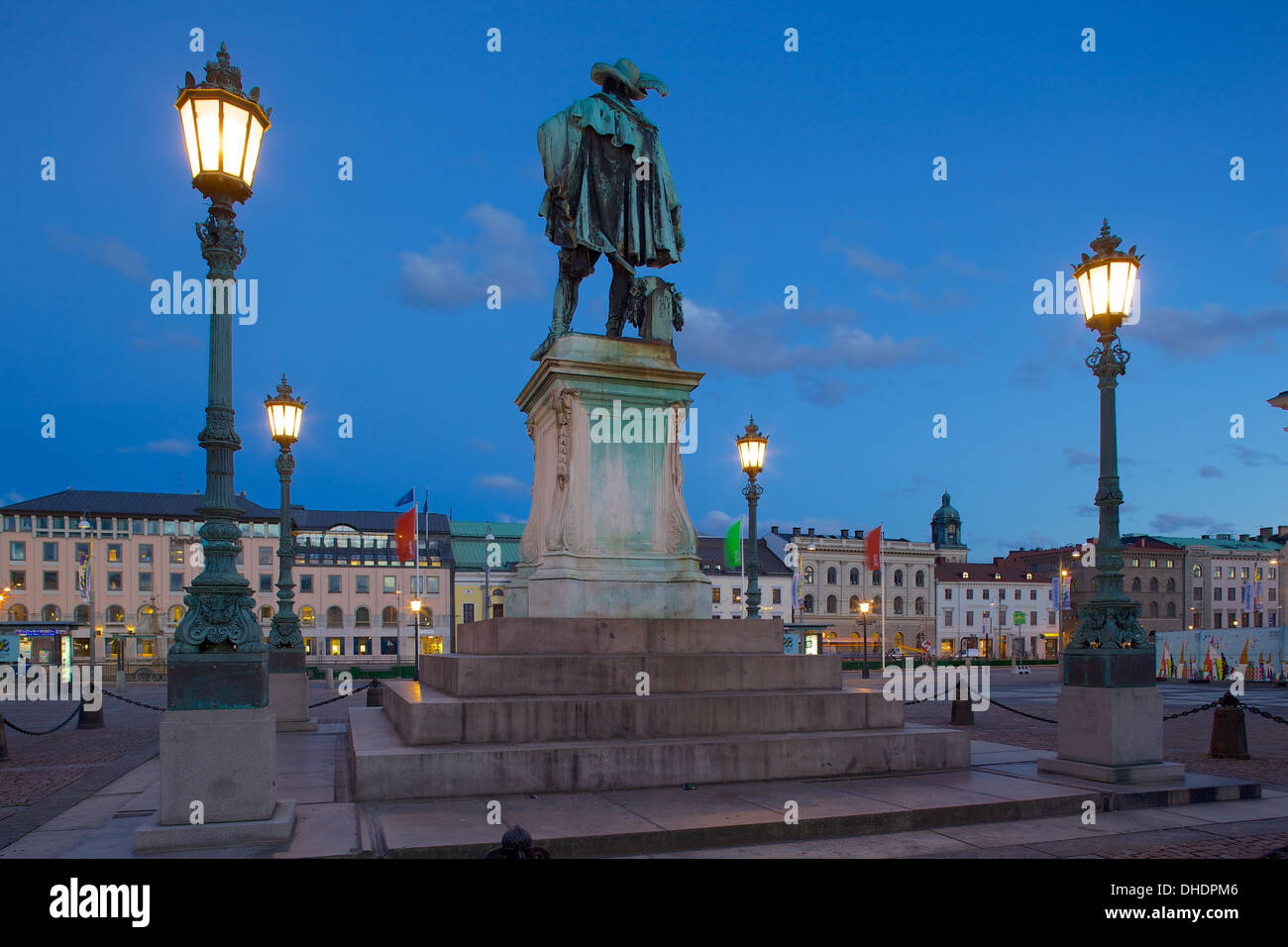 Statua di bronzo del fondatore della città Gustav Adolf al crepuscolo, Gustav Adolfs Torg, Göteborg, Svezia, Scandinavia, Europa Foto Stock