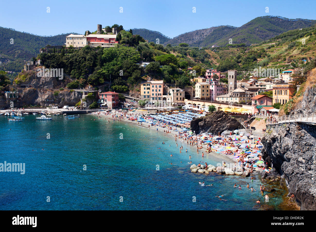 La città vecchia spiaggia di Monterosso al Mare dalle Cinque Terre sentiero costiero, Cinque Terre, UNESCO, Liguria, Mediterranea Foto Stock