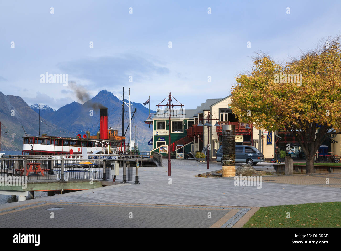 SS Earnslaw steamboat ormeggiato sul lago Wakatipu dal vaporizzatore Waterfront Quay a Queenstown, Otago, South Island, in Nuova Zelanda. Foto Stock