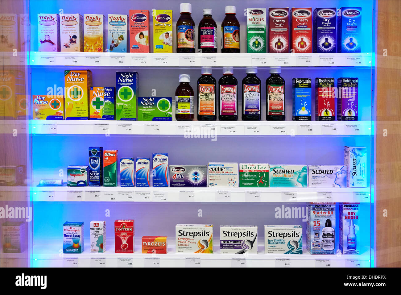 Il freddo rimedi influenza e medicina raffigurato su un ripiano di farmacia Foto Stock