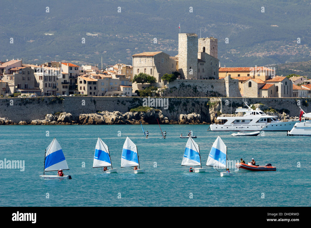 Vista della vecchia città e la baia, Antibes, Provence-Alpes-Côte d'Azur, Riviera Francese, Provenza, Francia, Mediterraneo, Europa Foto Stock