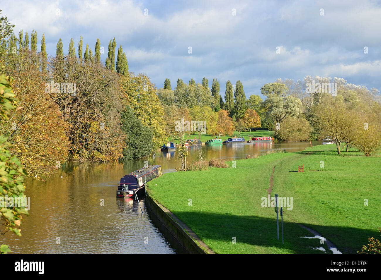 Il fiume Tamigi in autunno da Abingdon Bridge, Abingdon-on-Thames, Oxfordshire, England, Regno Unito Foto Stock