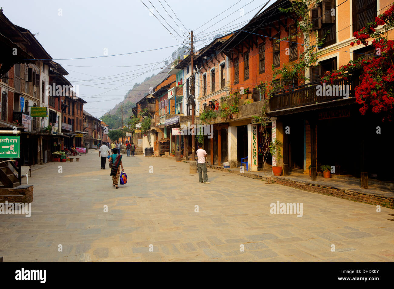 Scena di strada nelle antiche Newari hill station (villaggio di montagna) di Bandipur, Distretto Tanahu, Nepal, Asia Foto Stock