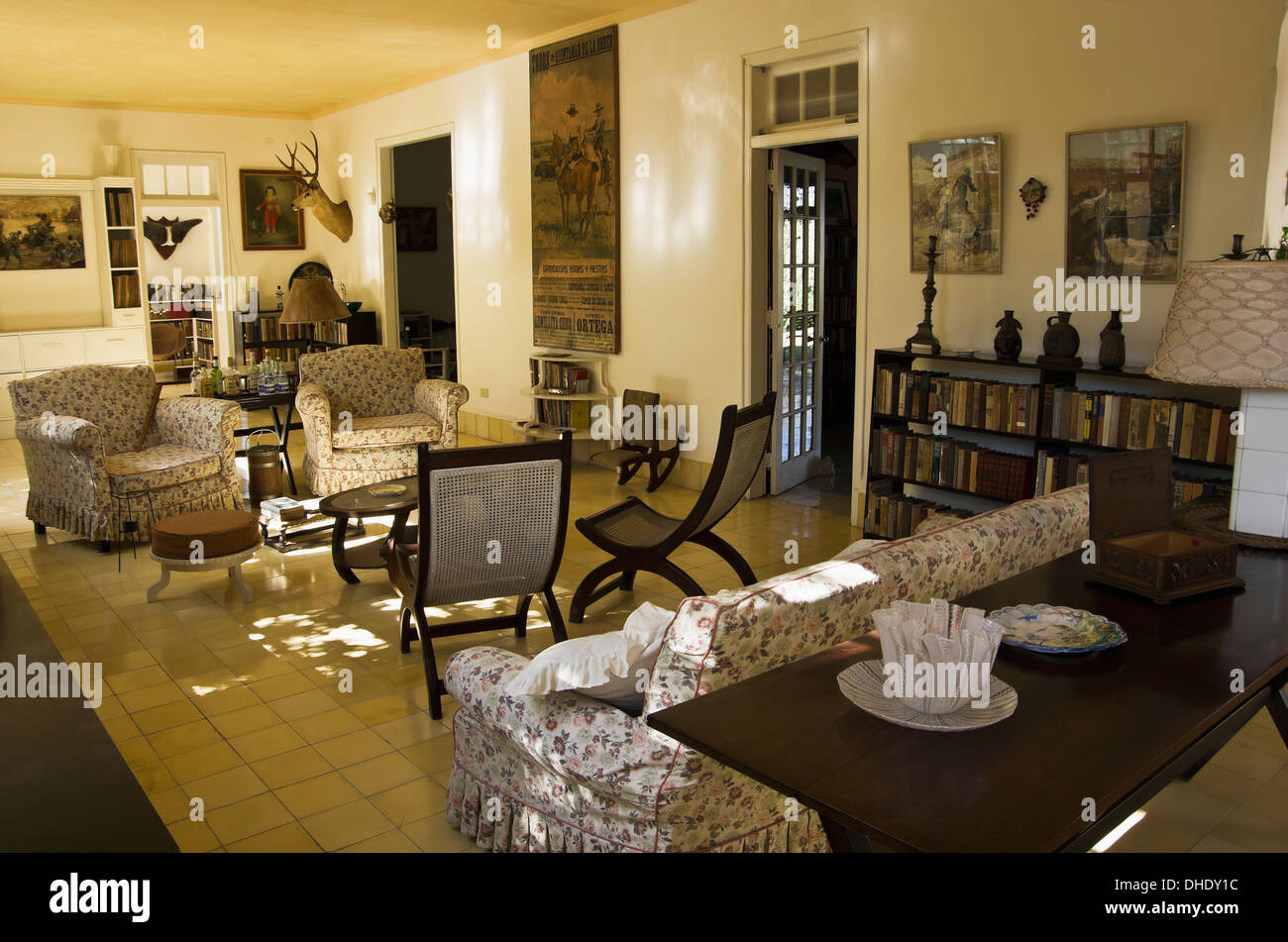 Hemmingway's House, cercando in soggiorno con mobilio, libri e montato Mule Deer testa; Alamar, Avana, Artemisa, Cuba Foto Stock