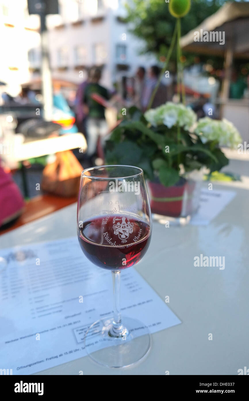 Un bicchiere di vino rosso della Germania serviti all'aperto presso il Rudesheim wine festival - profondità di campo Foto Stock