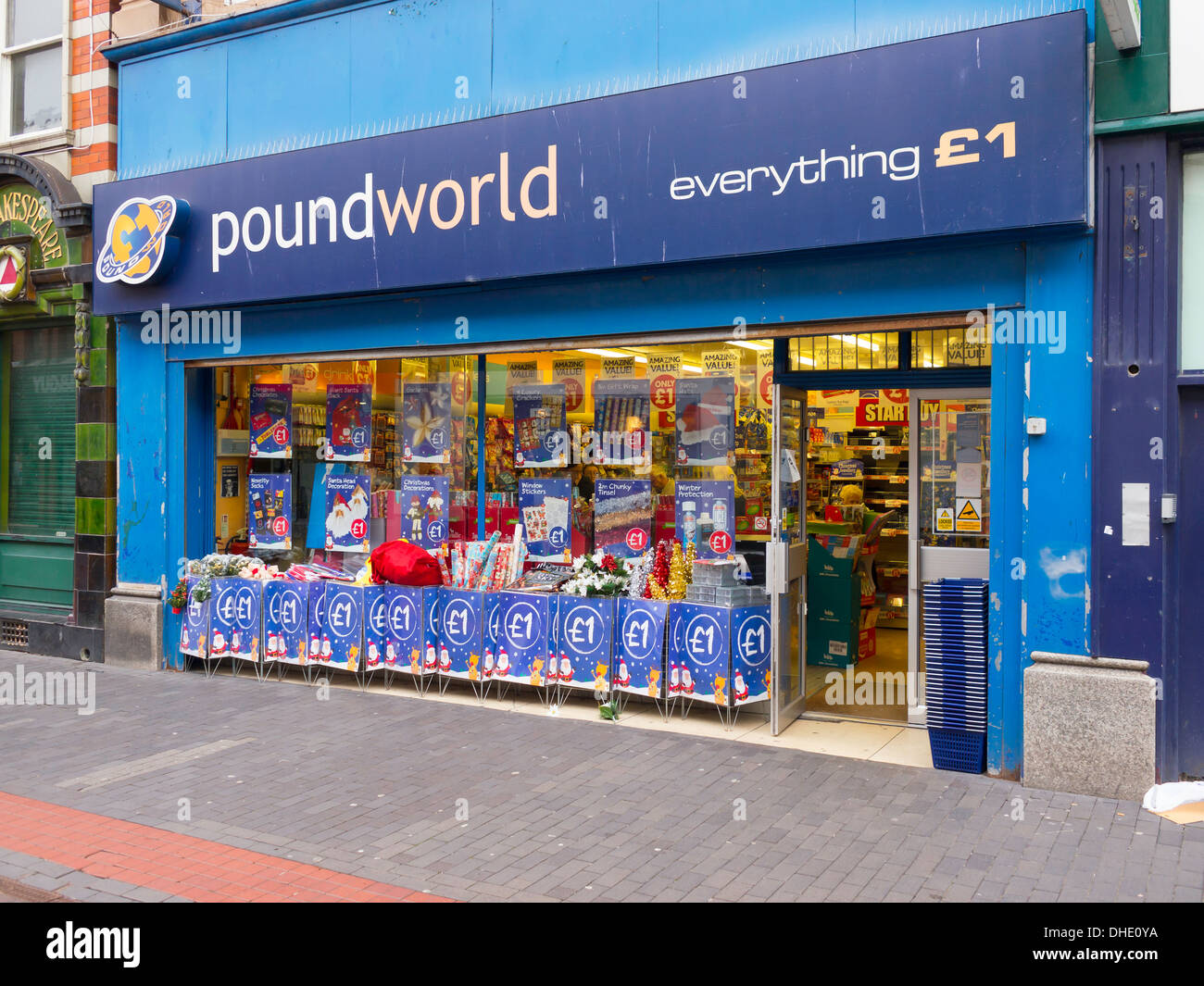 Poundworld beni economici shop decorato per il Natale il commercio slogan "tutto £1' Foto Stock