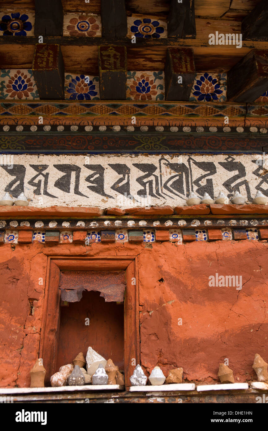 Il Bhutan, Paro Valley, Tachog Lhakang Dzong, pila di piccole offerte chorten Foto Stock