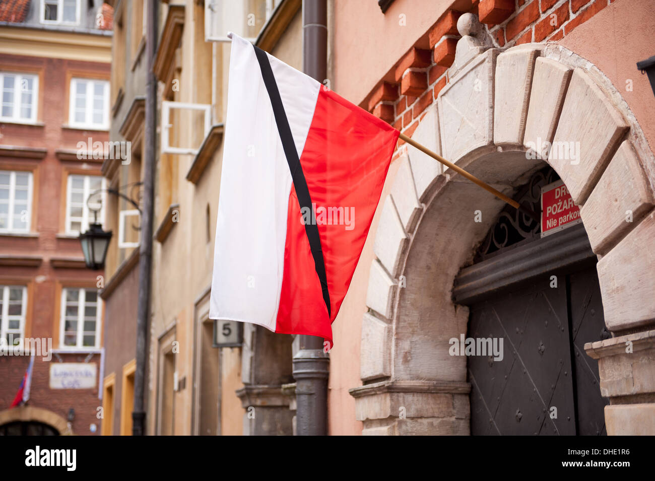 Il lutto nazionale bandiera polacca di porte Foto Stock