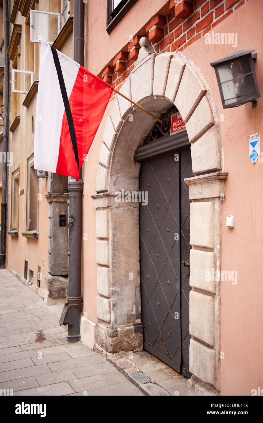 Lutto bandiera polacca appeso in porte Foto Stock