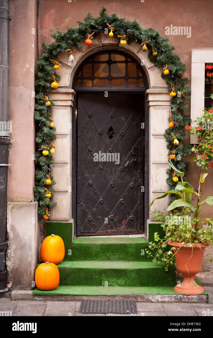 Ghirlanda di Halloween e zucche nella porta Foto Stock