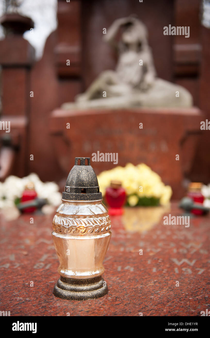 Trasparente candela votiva sulla tomba lastra Foto Stock