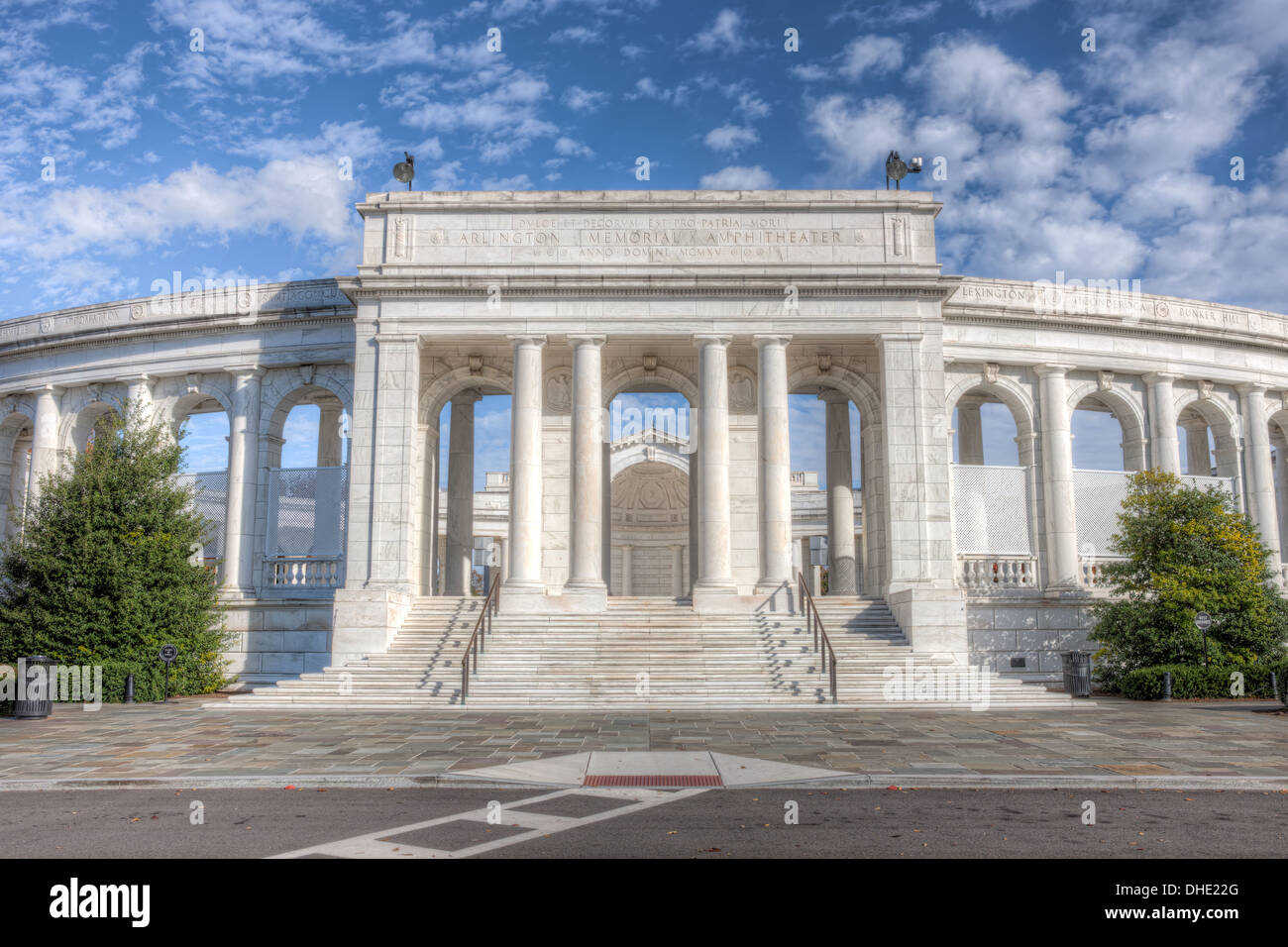 Arlington Memorial anfiteatro vuoto si siede sotto cieli parzialmente nuvolosi in un caldo pomeriggio d'autunno. Foto Stock