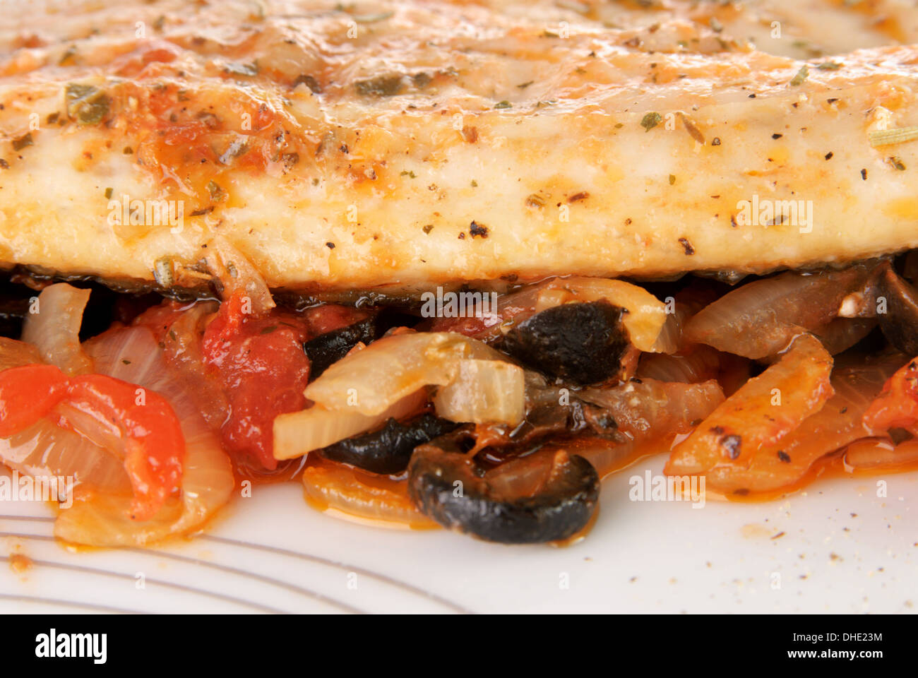 Bianco Filetto di pesce con cipolla, pomodoro e olive nere Foto Stock