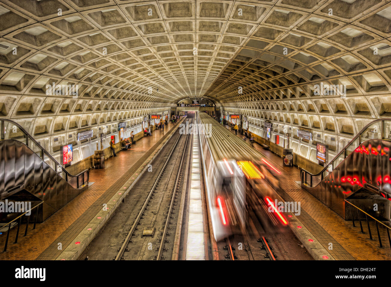 Un treno della metropolitana crea una sfocatura che lascia la Farragut West stazione della metropolitana di Washington DC. Foto Stock