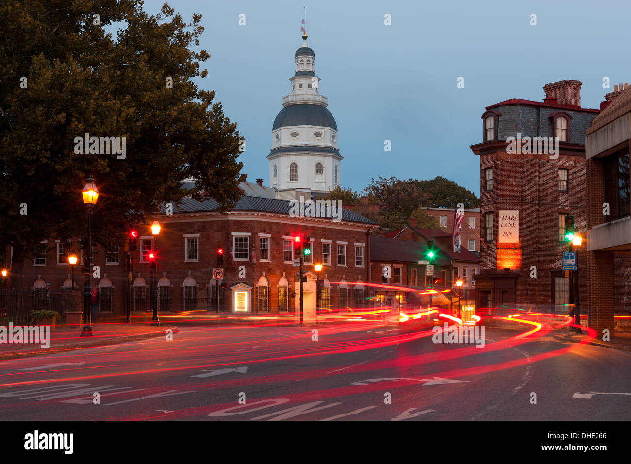 Il traffico sulla Chiesa Cerchio in Annapolis, Maryland crea striature di luce nella parte anteriore del Maryland State House e Maryland Inn. Foto Stock