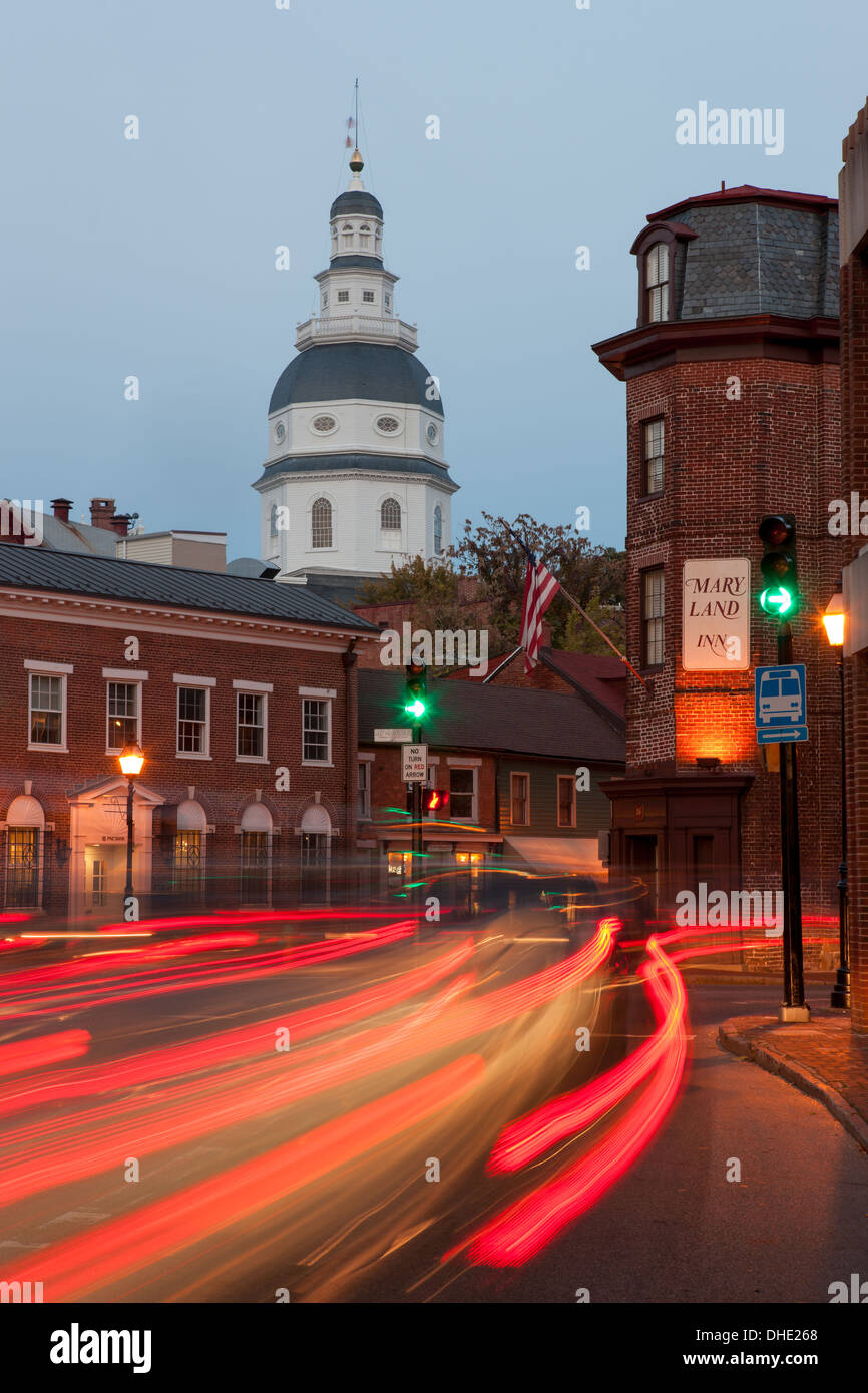 Il traffico sulla Chiesa Cerchio in Annapolis, Maryland crea striature di luce nella parte anteriore del Maryland State House e Maryland Inn. Foto Stock