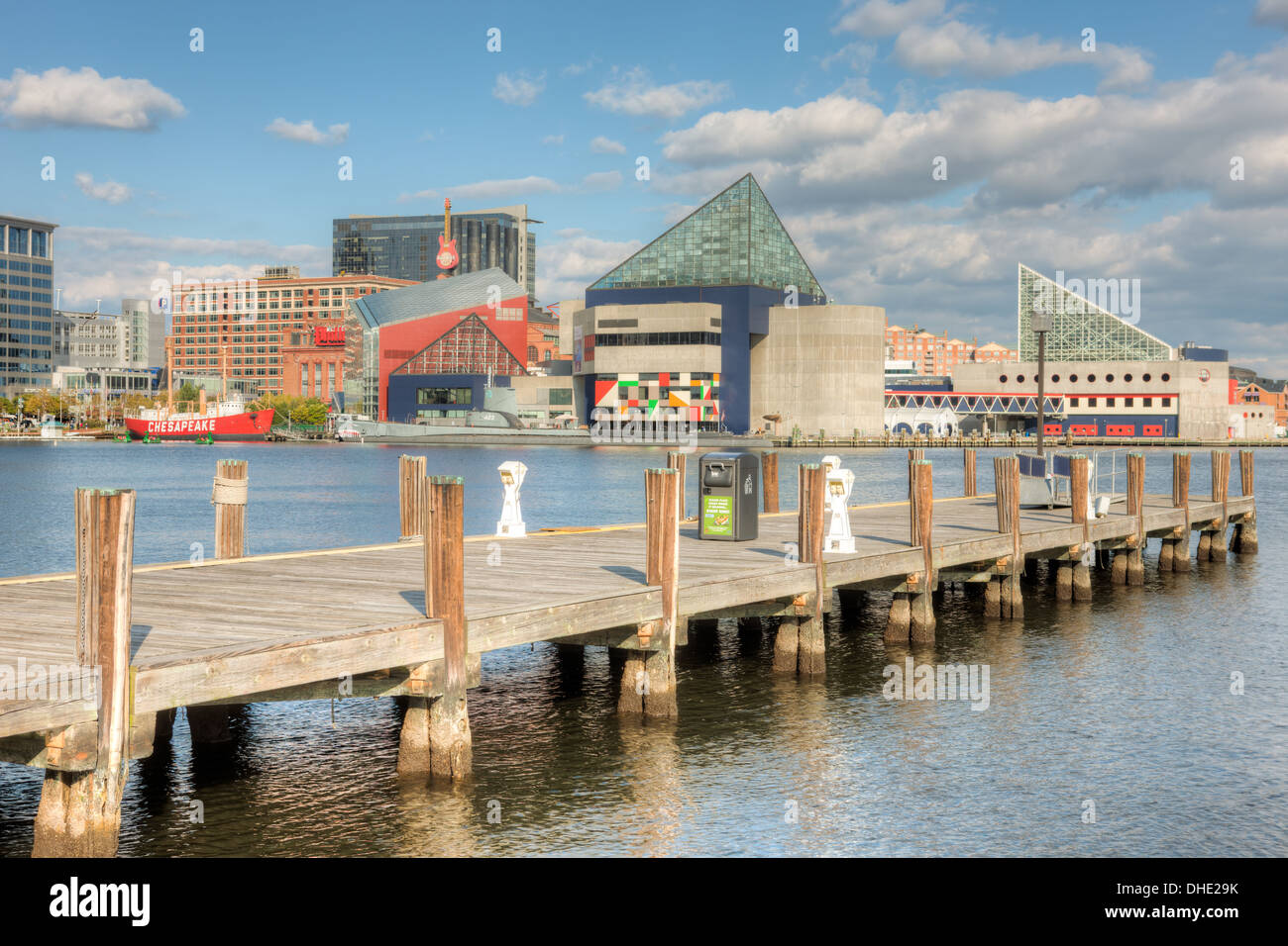 Una vista del National Aquarium di Baltimora sotto un poco nuvoloso sky a Baltimora, Maryland. Foto Stock