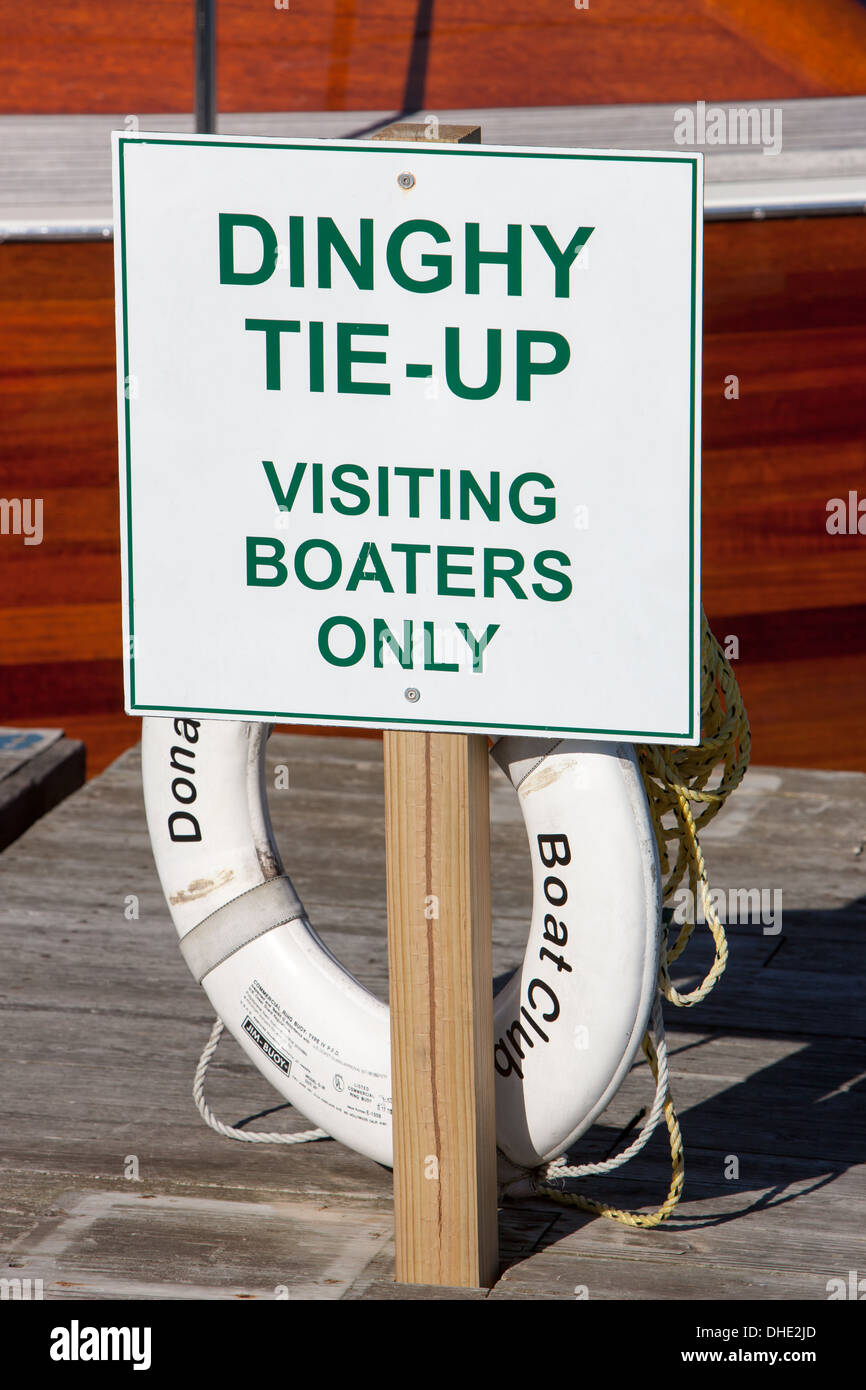 Un segno indica una posizione per dinghy tie-ups per visitare diportisti al pubblico lo sbarco a Belfast, Maine. Foto Stock