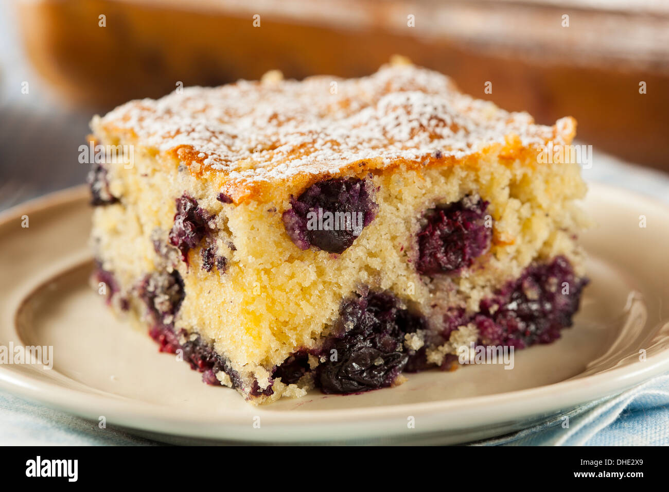 In casa Blueberrry Coffee Cake con zucchero a velo Foto Stock