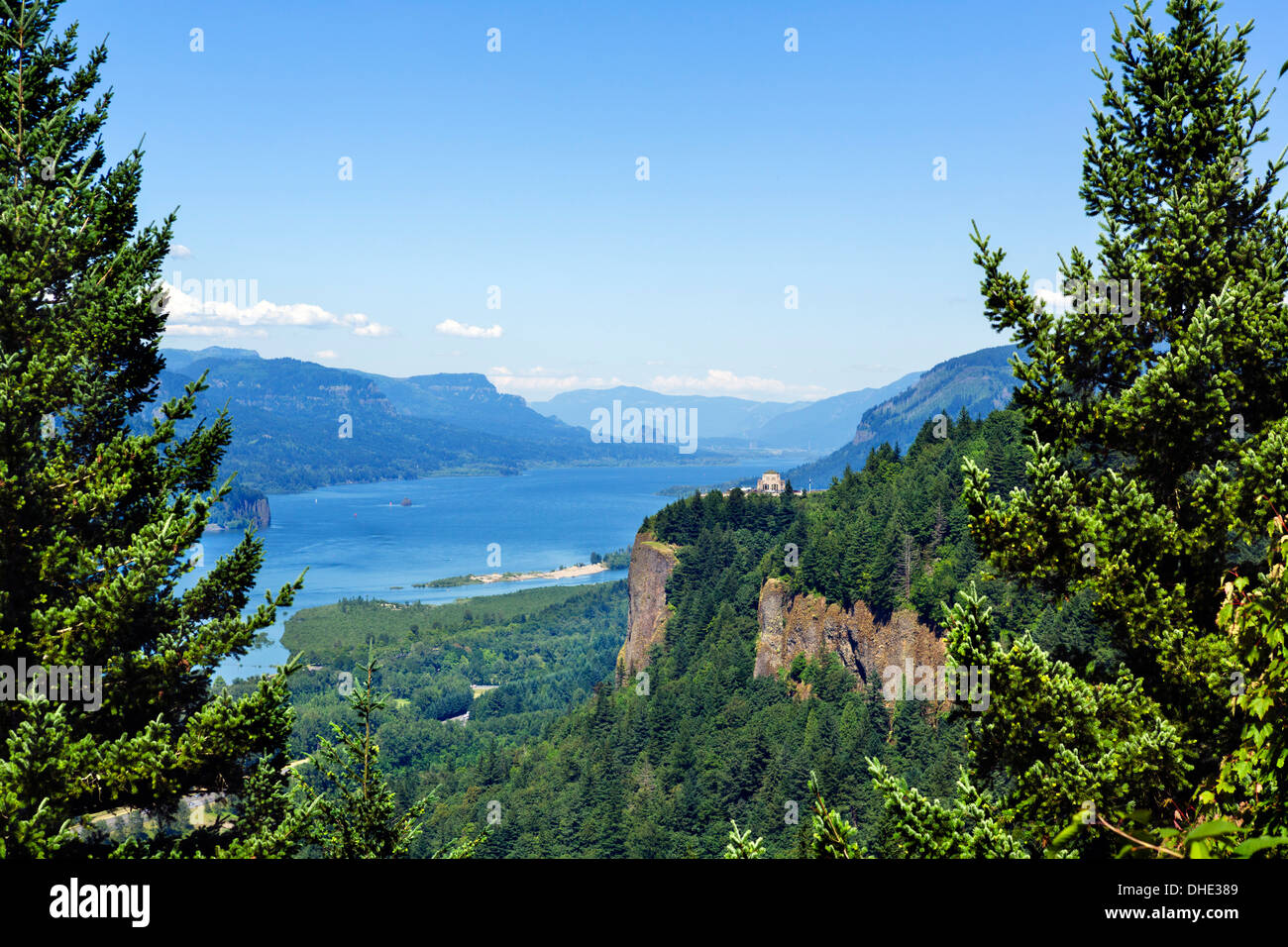 Vista sul Columbia River Gorge dalla storica Columbia River autostrada guardando verso la corona e il punto di vista Casa, Oregon, Stati Uniti d'America Foto Stock