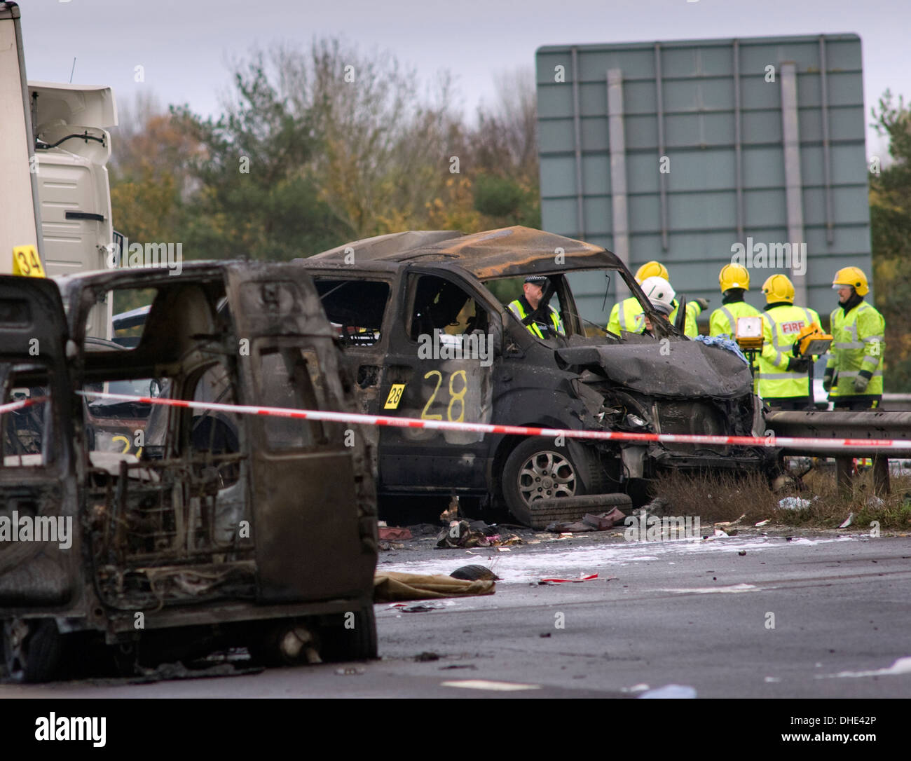 M5 incidente stradale e incidente e incendio, che coinvolgono 34 automobili, furgoni e camion, Somerset, UK, in cui 7 persone sono morte in nebbia. Foto Stock