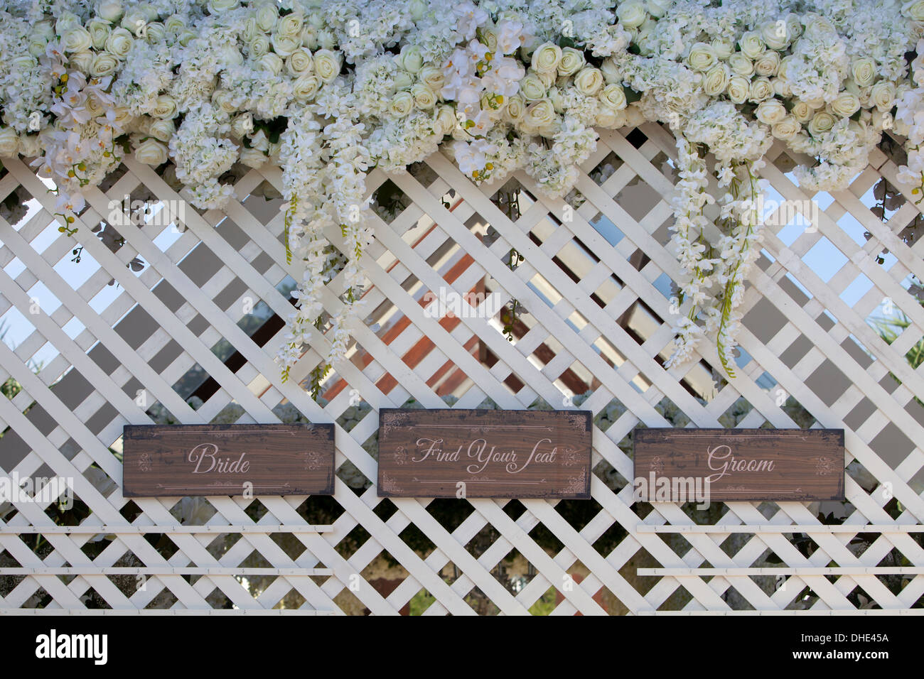 Sposa sposo trova il tuo segno sede di ricevimento di nozze in legno giovane nuova cerimonia di inizio zona chiesa celebrazione festa gli ospiti arte Foto Stock