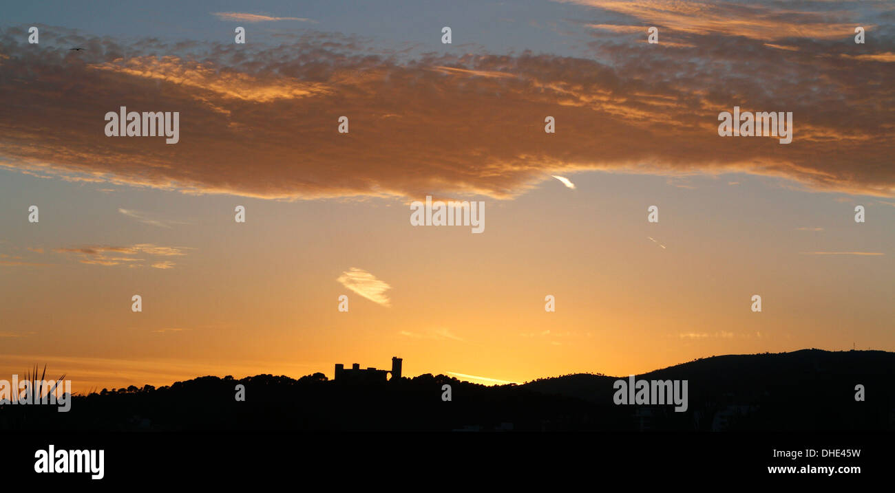 Tramonto su Palma de Maiorca West Hills e il suo castello medievale, Spagna Foto Stock