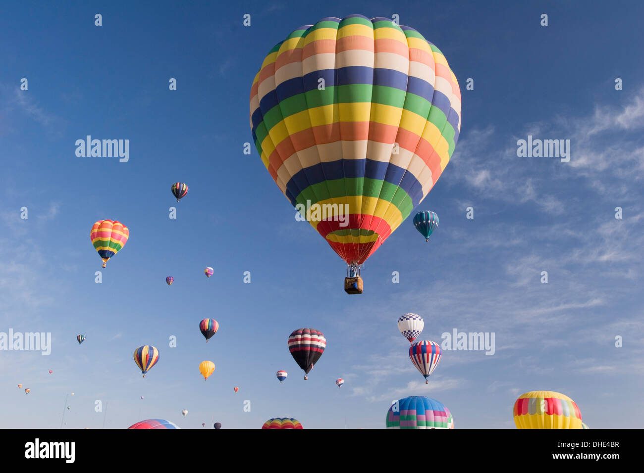 I palloni ad aria calda per l'aria di Albuquerque Tricentennial messa inaugurale ascensione, Balloon Fiesta Park, Nuovo Messico USA Foto Stock