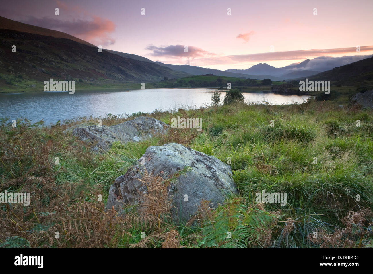 Llyn Mymbyr, Snowdonia, Galles al tramonto con Snowdon in distanza. Foto Stock
