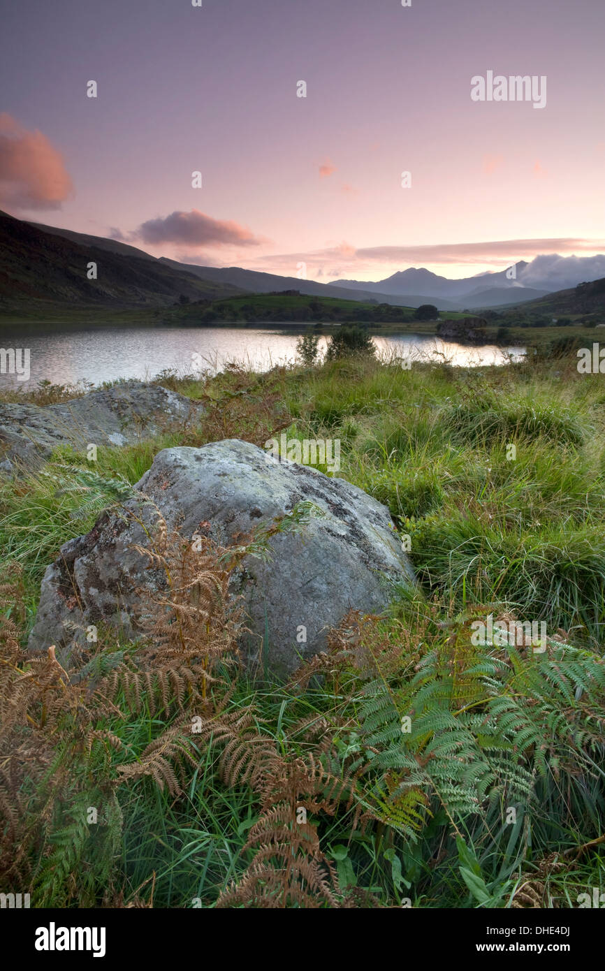 Llyn Mymbyr, Snowdonia, Galles al tramonto con Snowdon in distanza. Foto Stock