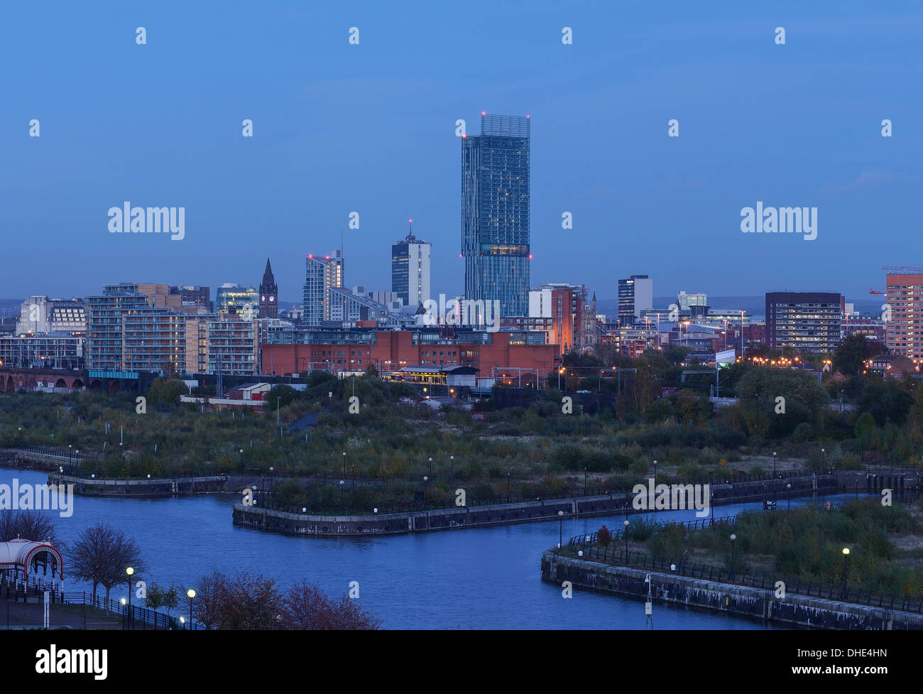 Il centro città di Manchester skyline al tramonto, inclusi il Municipio e Beetham Tower Foto Stock