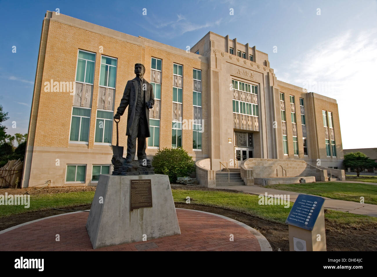 Statua di Washington E. Lindsey e Roosevelt County Courthouse, Portales, Nuovo Messico USA Foto Stock