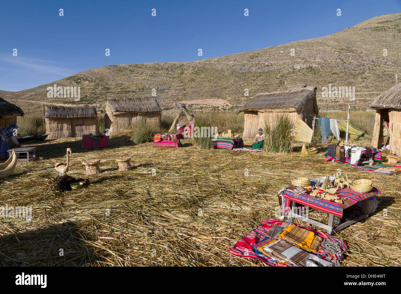 Urus Iruitos persone su Chisawa, un reed isola fatta dal Urus Iruitos persone nel Lago Titicaca, Bolivia Foto Stock