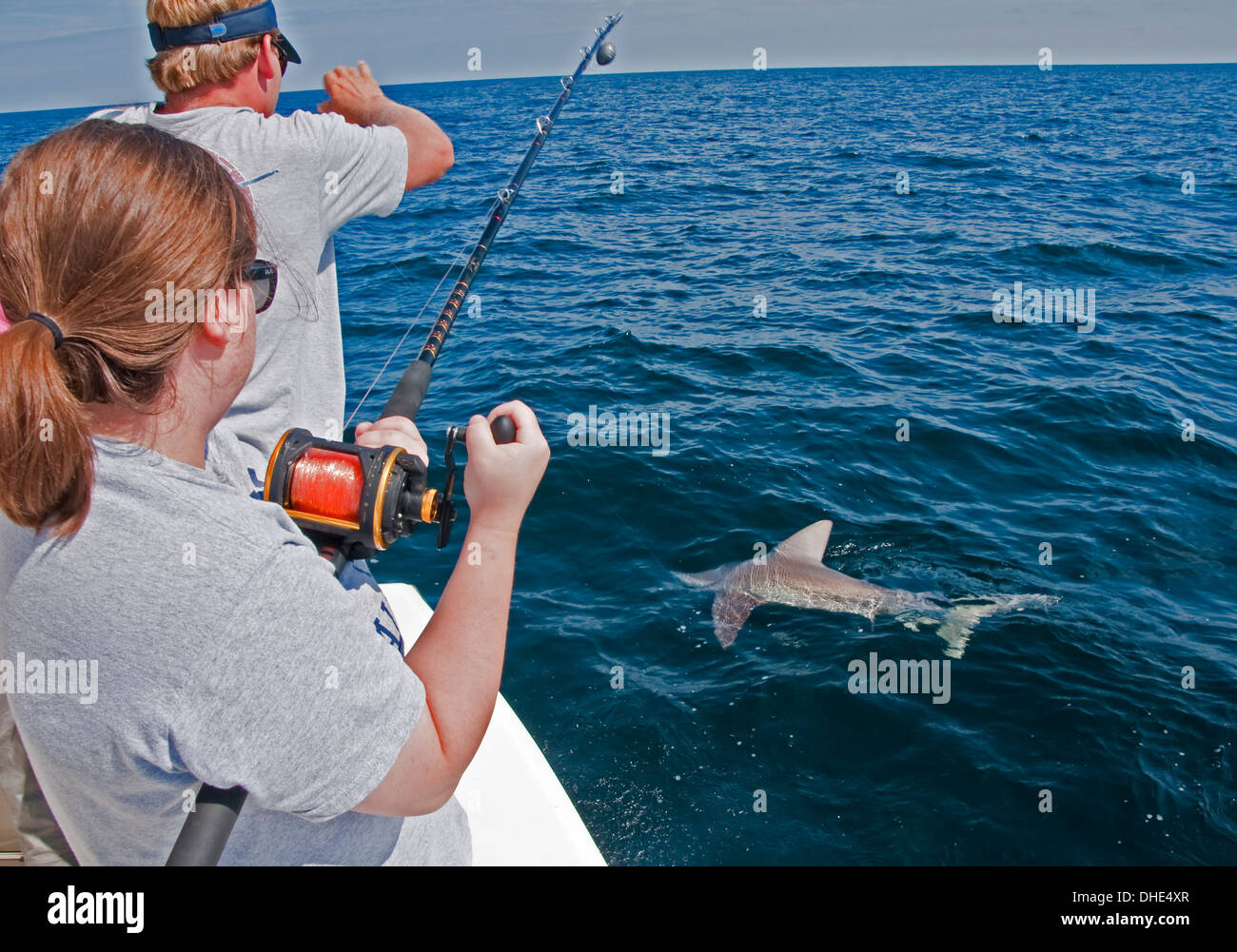 Alabama Gulf Coast charter di pesca con shark on line. Foto Stock