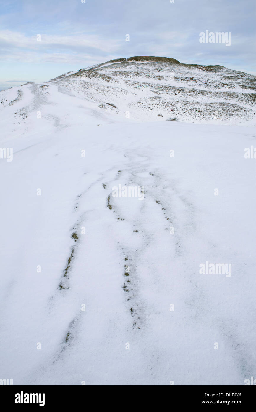 L'ultima patch rimanenti della neve sul Herefordshire faro con l'erba sotto la creazione di modelli Foto Stock