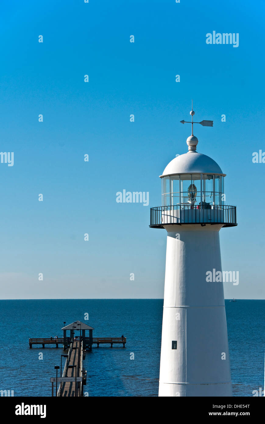 Costa del Golfo del Mississippi di Biloxi Lighthouse e il faro del molo sul Mississippi Sound del Golfo del Messico. Foto Stock