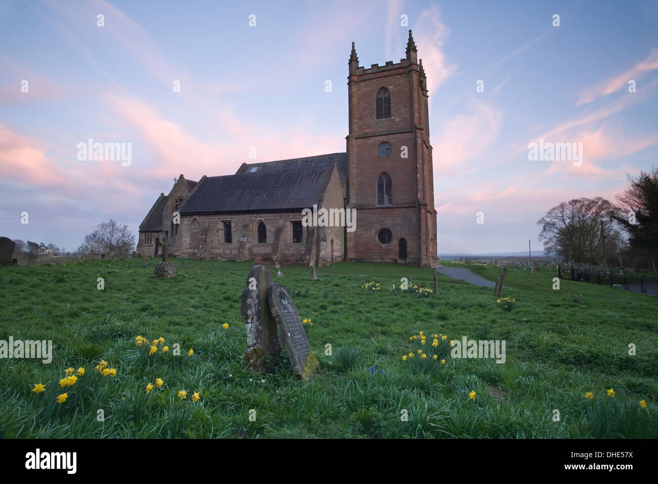Santa Maria Vergine Chiesa Hanbury dopo il tramonto in primavera. Foto Stock